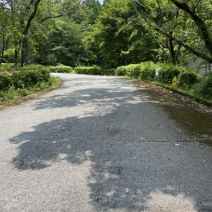 備える