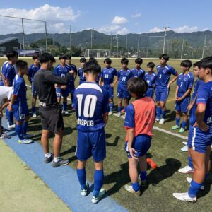緩めない。